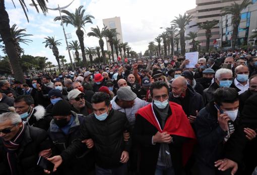 Cientos de personas salieron este viernes a las calles de Túnez