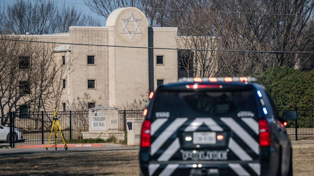 Un vehículo policial se encuentra cerca de la sinagoga de la Congregación Beth Israel, en Texas