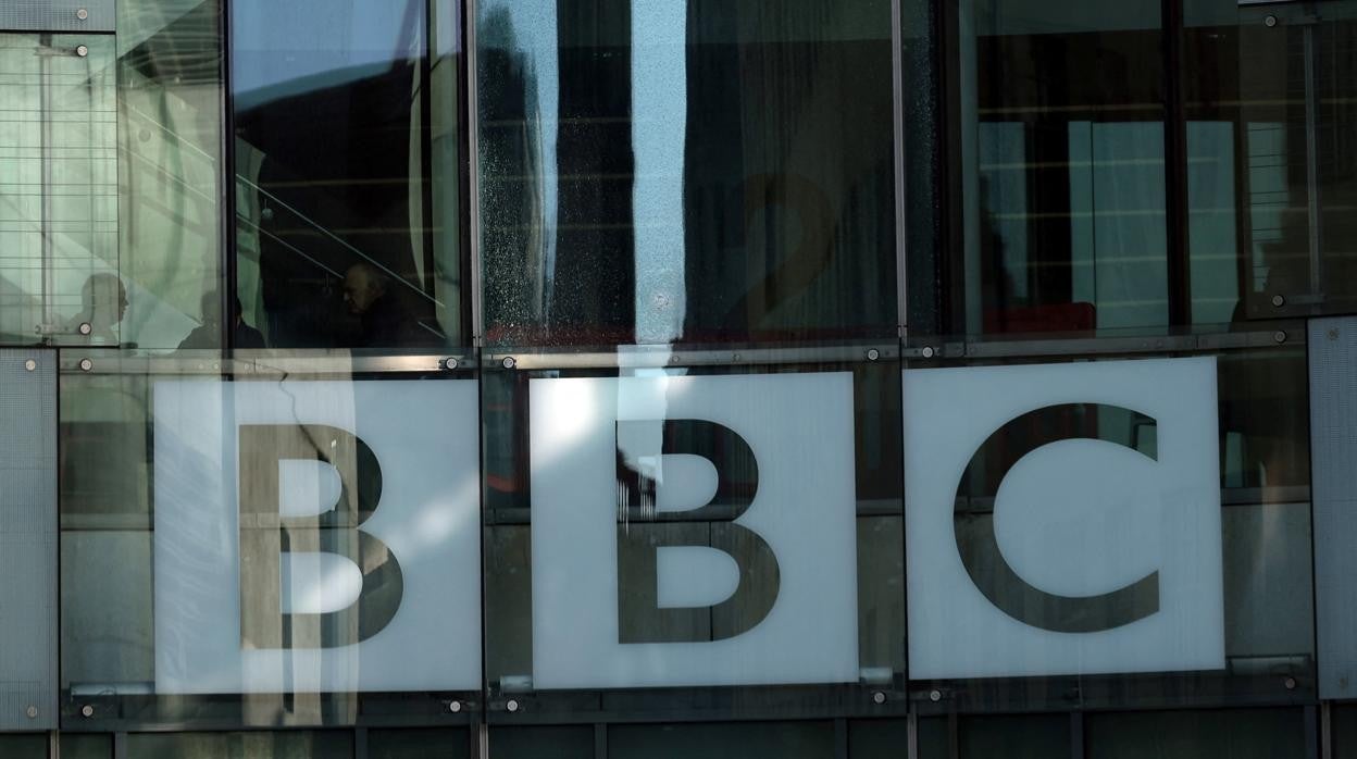 La señalización se ve en las oficinas y estudios de grabación de la BBC