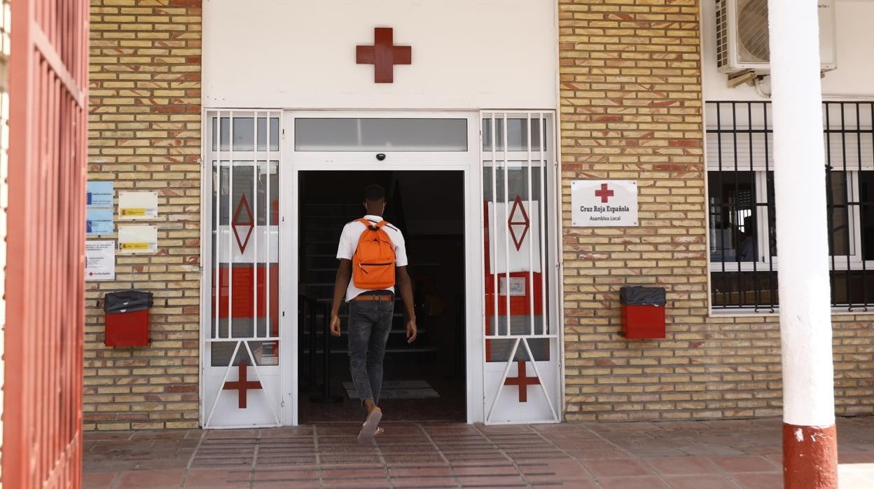 Un hombre entra a un centro de acogida de Cruz Roja, en España