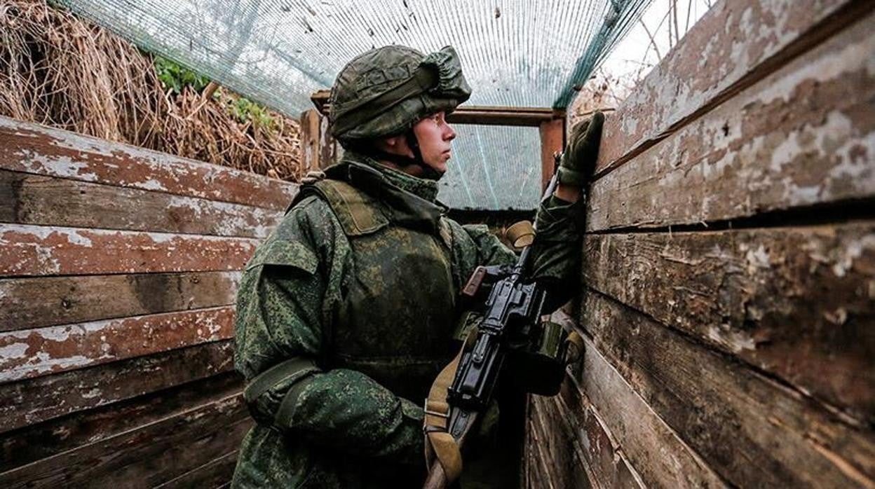 Un militante de las milicias prorrusas de Donbás, en la afueras de la ciudad de Donetsk