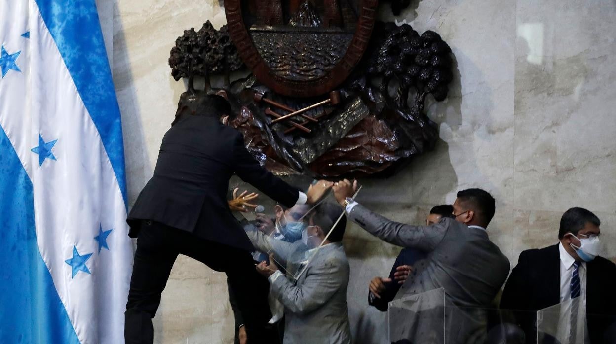 Este viernes se han vivido momentos de violencia y tensión en en Congreso de Honduras