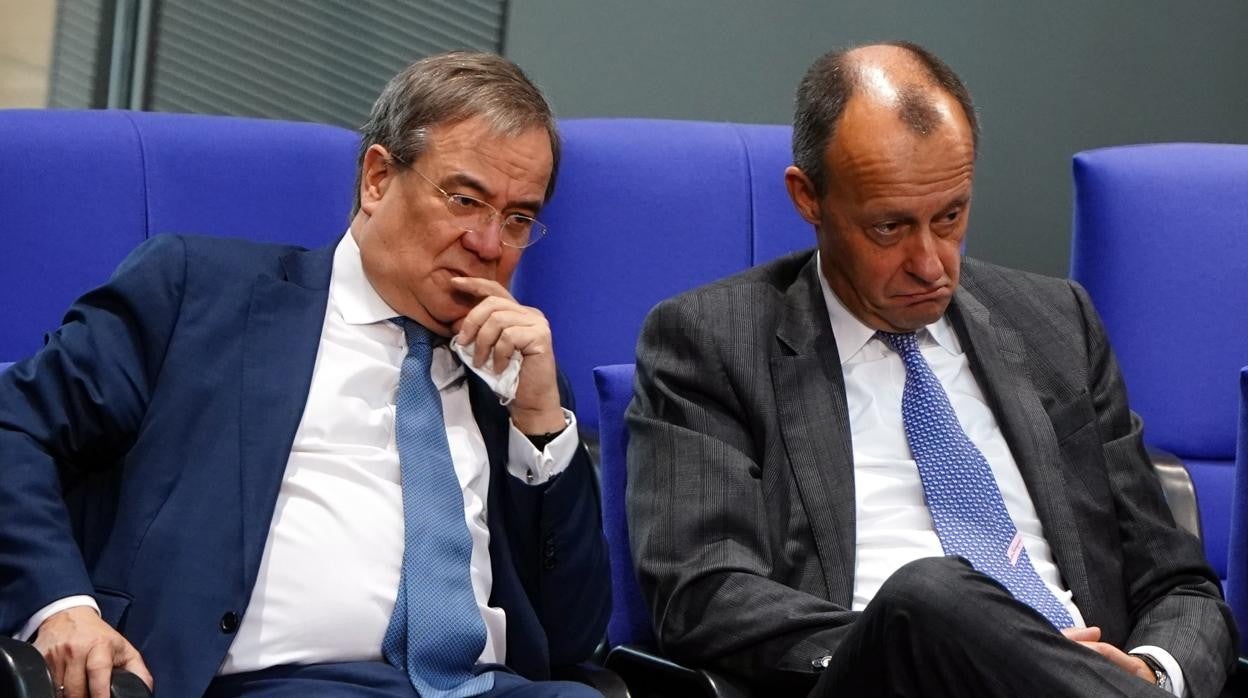 Armin Laschet, expresidente de la CDU, y el nominado para sucederle, Friedrich Merz, en el Bundestag
