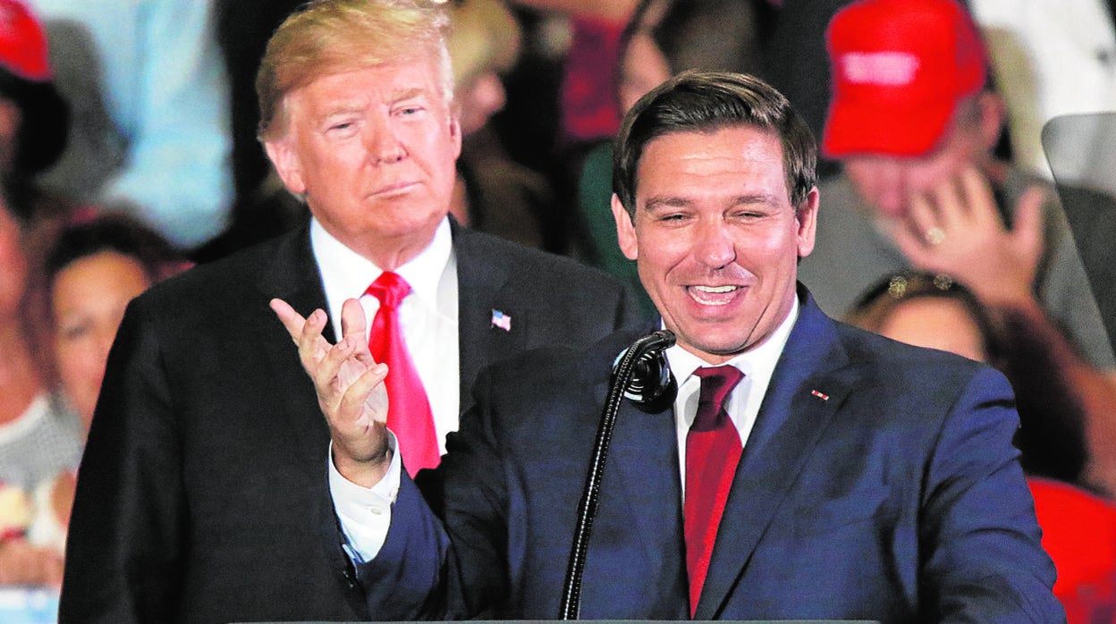 Donald Trump observa a Ron DeSantis durante un acto en Pensacola (Florida) en 2018