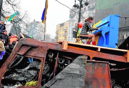 Mishenko toca el piano durante las protestas de 2014