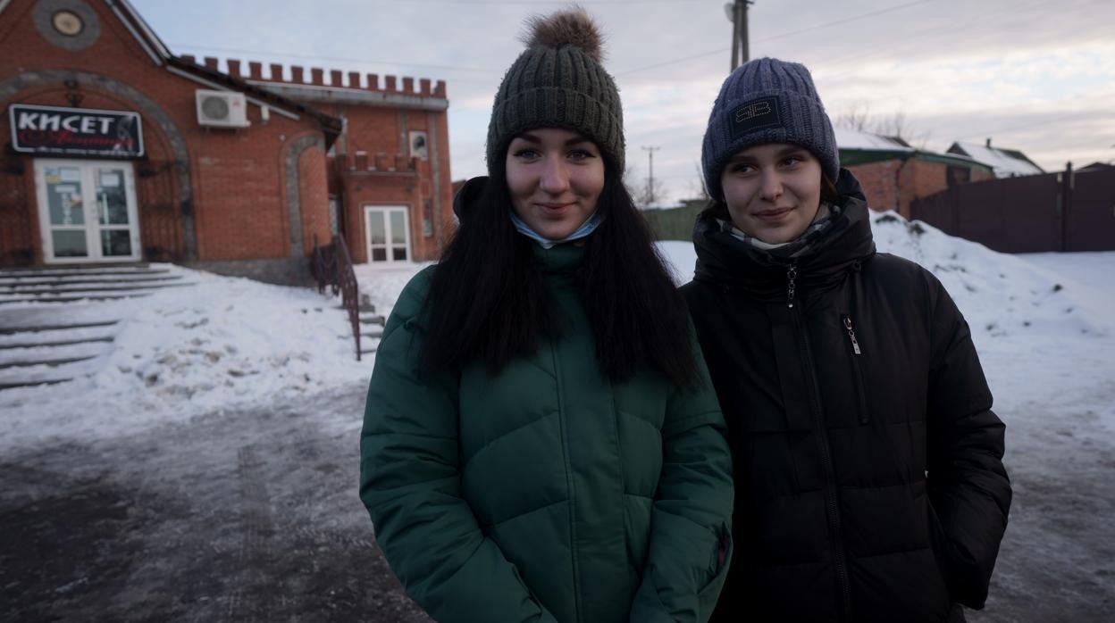 Dasha y María, dos jóvenes estudiantes de Járkov, hablan en ruso, pero se sienten ucranianas y critican la agresión contra su país