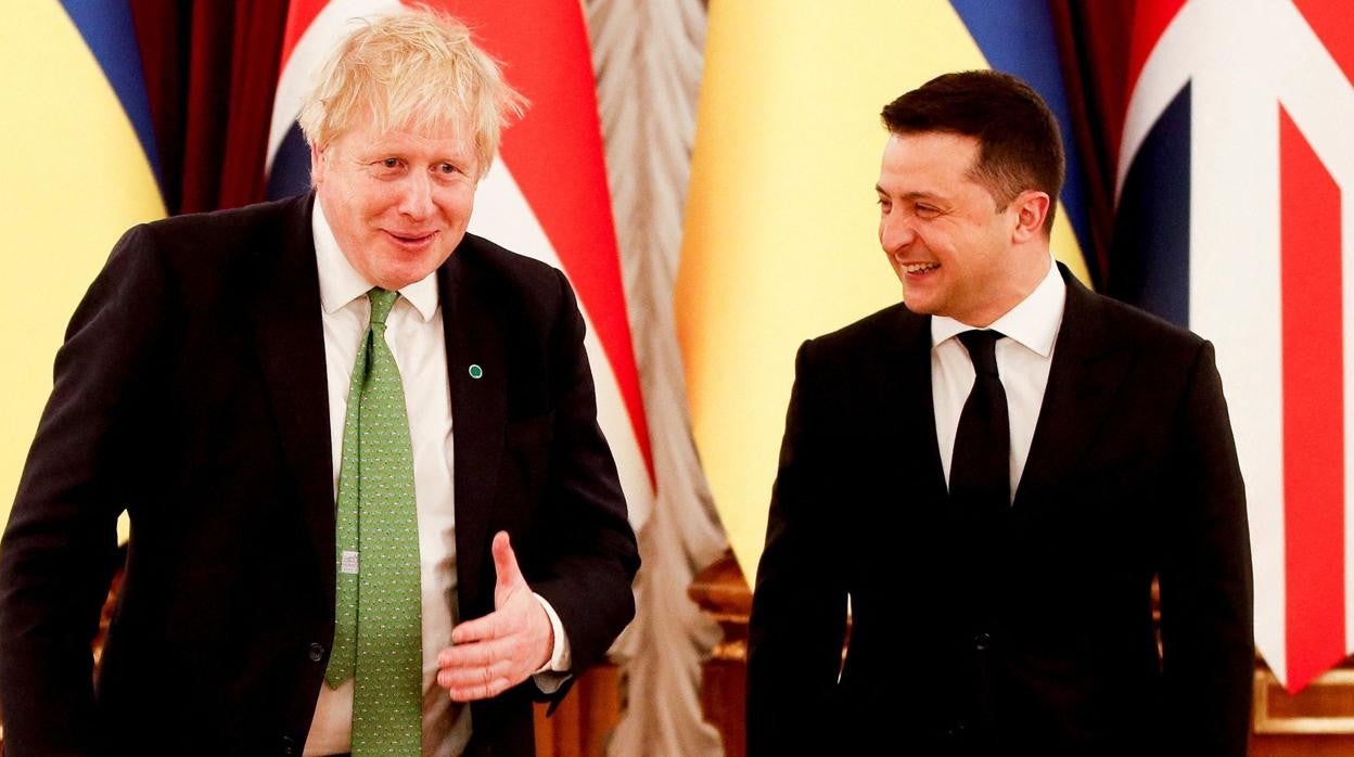 El primer ministro británico, Boris Johnson, junto al presidente ucraniano, Volodímir Zelenski