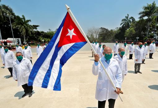 Con la pandemia, el régimen ha enviado más de medio centenar de brigadas médicas a países cuyos sistemas sanitarios se vieron superados. Arriba, una de ellas antes de partir a Italia