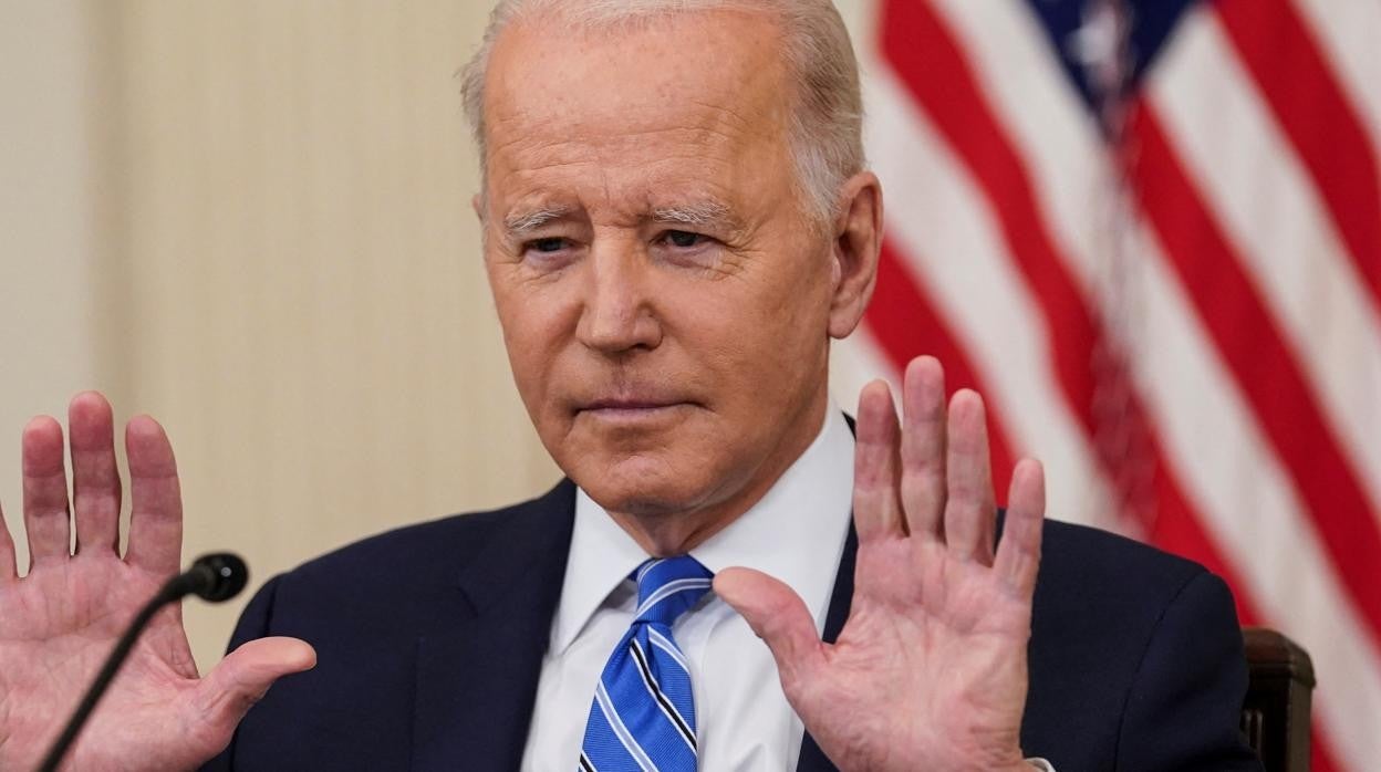 El presidente de Estados Unidos, Joe Biden, durante una conversación telefónica con el presidente de Ucrania, Volodímir Zelenski | Vídeo: ABC Multimedia