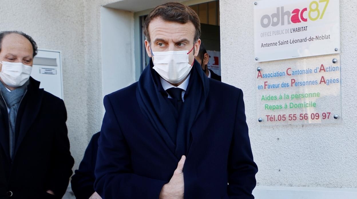 El presidente de Francia, Emmanuel Macron, a su salida de un centro de servicios sociales