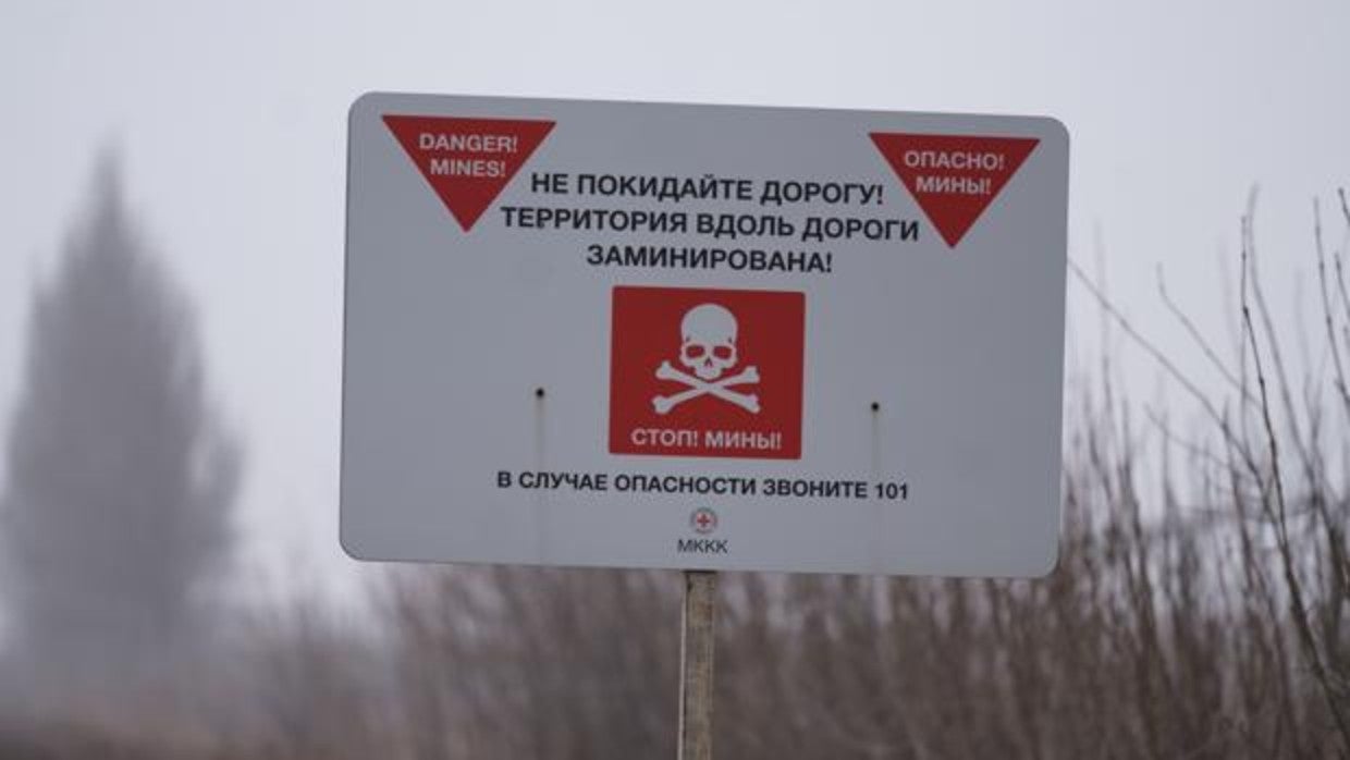 Un cartel anuncia el peligro de minas terrestres en Krasnogórivka, cerca de Donetsk