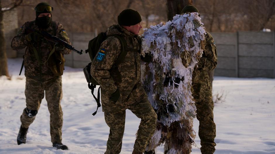 Civiles de lunes a viernes y militares de fin de semana en Ucrania