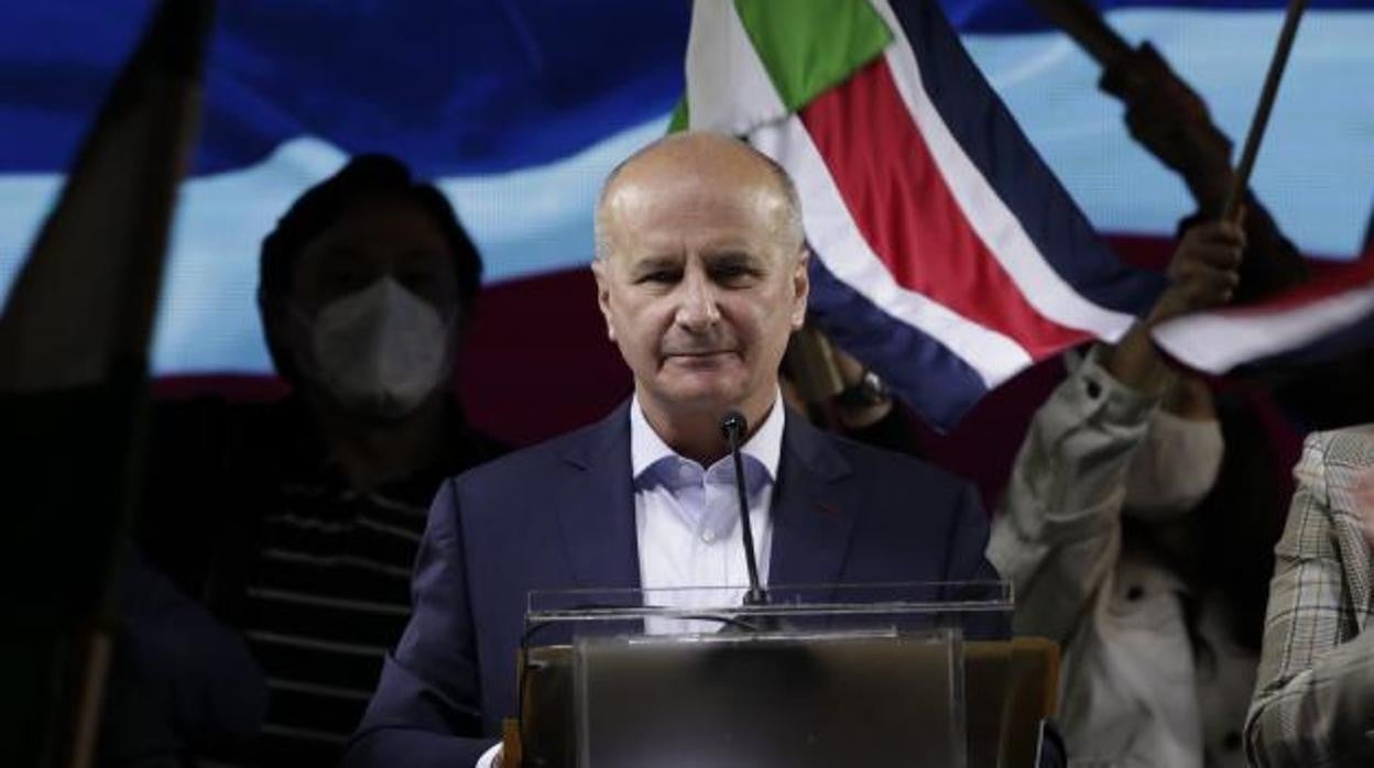 El candidato José María Figueres celebrando los resultados