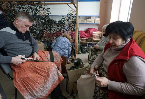 Las abuelas de los soldados de Ucrania que tejen las redes de camuflaje