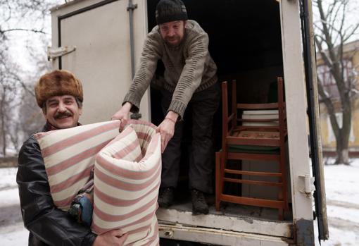 Las abuelas de los soldados de Ucrania que tejen las redes de camuflaje