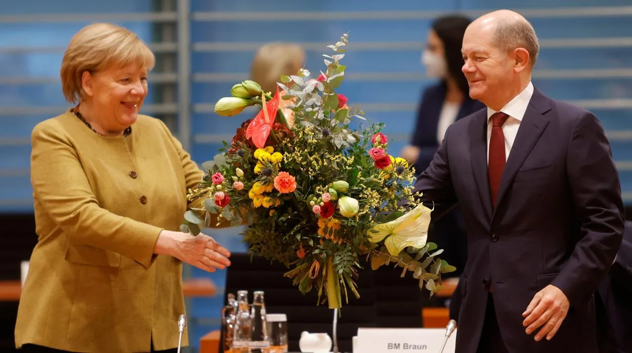 Merkel recibe un ramo de flores del canciller alemán, Olaf Scholz