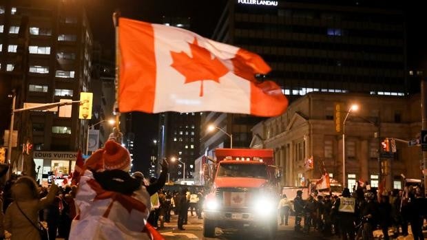 La revuelta de los camioneros antivacunas de Canadá se contagia por el mundo