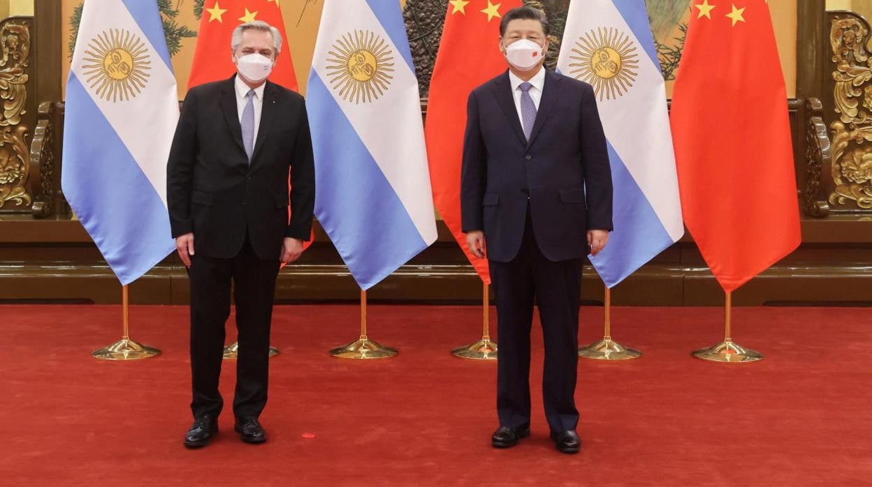 El presidente argentino, Alberto Fernández, y su homólogo chino, Xi Jinping, este domingo en Pekín