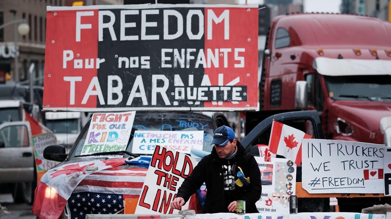 Los manifestantes canadienses continúan la manifestación en curso en Ottawa, la capital del país, por el manejo gubernamental de las medidas de Covid