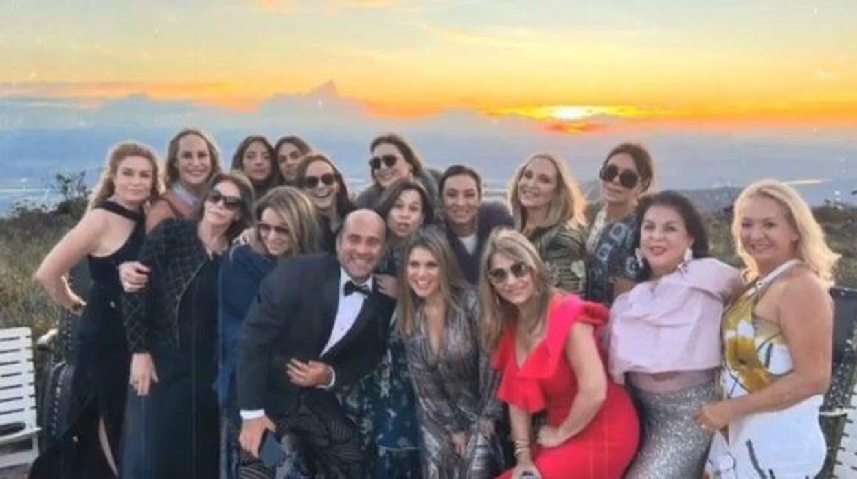 Una de las imágenes de los invitados a esta fiesta exclusiva en la que se celebraba el cumpleaños de Rafael Oliveros