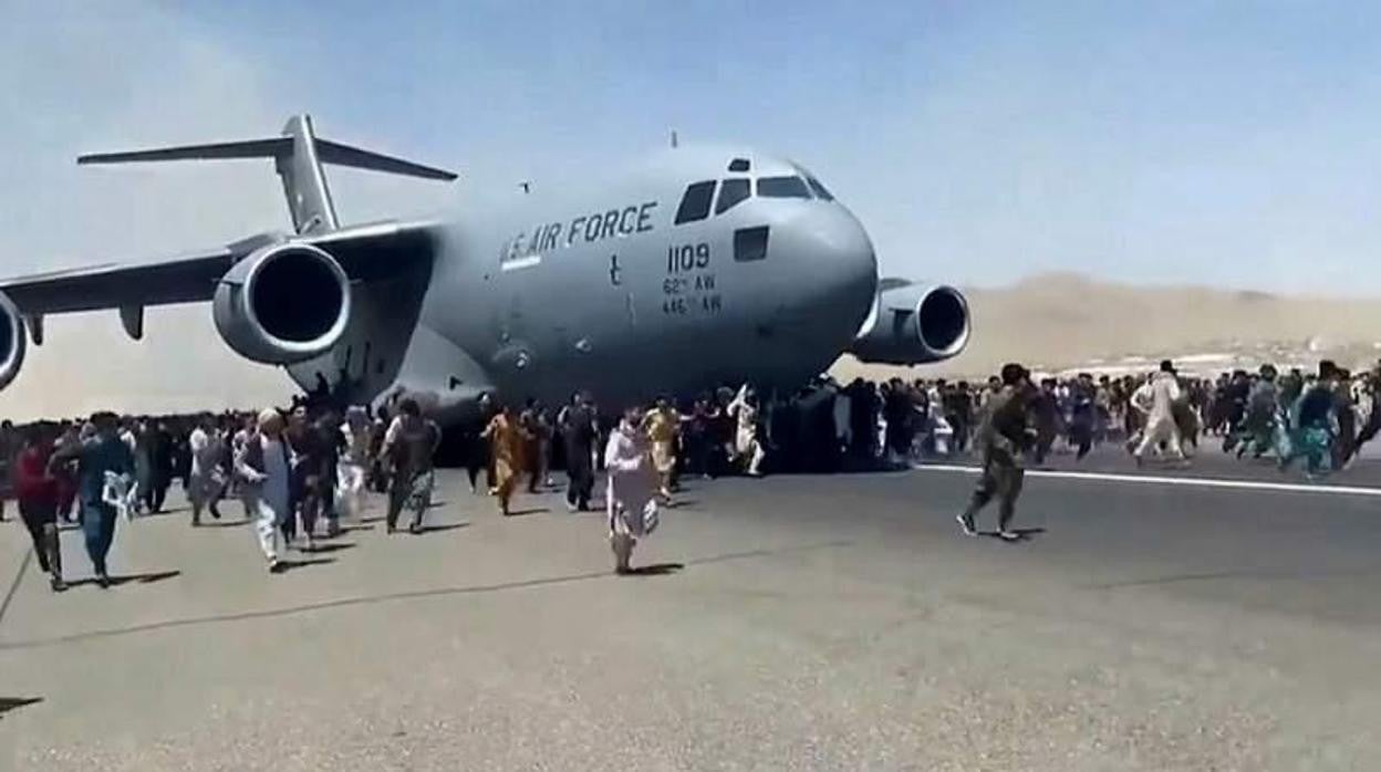 Caos en el aeropuerto de Kabul en uno de los vuelos de evacuación