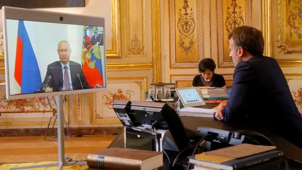Macron avisa a Putin que la escalada de tensión en Ucrania es «incompatible» con el «diálogo sincero»