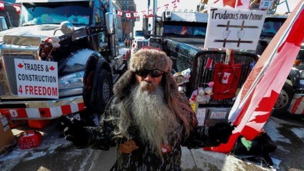 Trudeau amenaza con intervenir las cuentas bancarias a los camioneros que protestan en Canadá