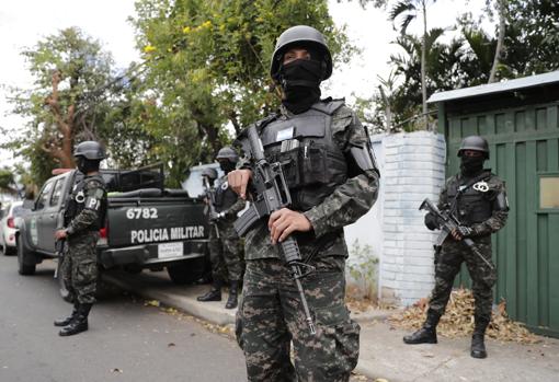 La policía rodea la casa de Juan Orlando Hernández, en Tegucigalpa