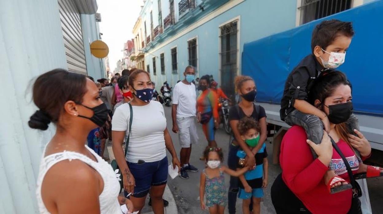 Personsas reunidas frente a una comisaria para exigir la liberación de sus familiares detenidos durante las protestas del 11 de julio