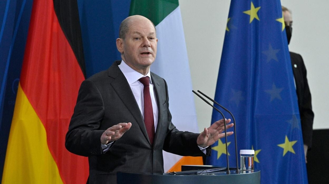 El canciller alemán Olaf Scholz se dirige a una conferencia de prensa conjunta con el primer ministro de Irlanda luego de las conversaciones en la Cancillería en Berlín