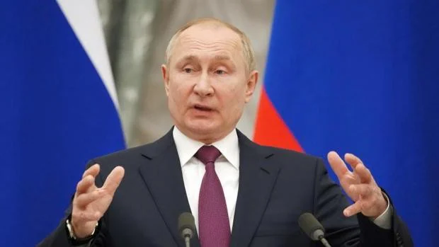 Un político prorruso y un periodista terminan a puñetazos en televisión por las políticas de Putin