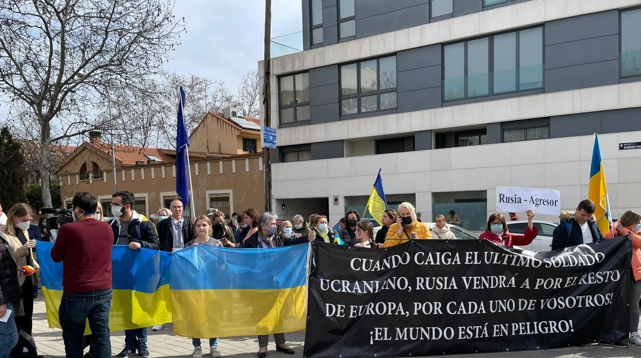 Concentración en protesta por la invasión de Rusia frente a su embajada en Madrid