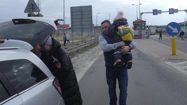 Mujeres y niños huyen de Ucrania en colas de cien kilómetros camino de Polonia