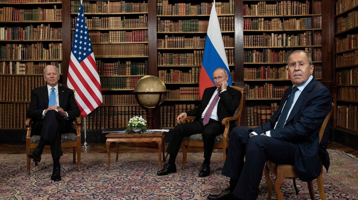 Joe Biden (izq.), Vladímir Putin (c) y Sergei Lavrov (der.), en una reunión mantenida en junio de 2021