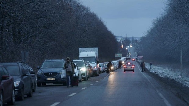 El éxodo infinito: la nieve redobla el largo camino de los ucranianos hacia su seguridad