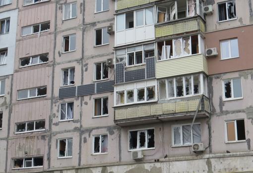 La fachada destrozada por los bombardeos de un edificio de pisos en Mariúpol