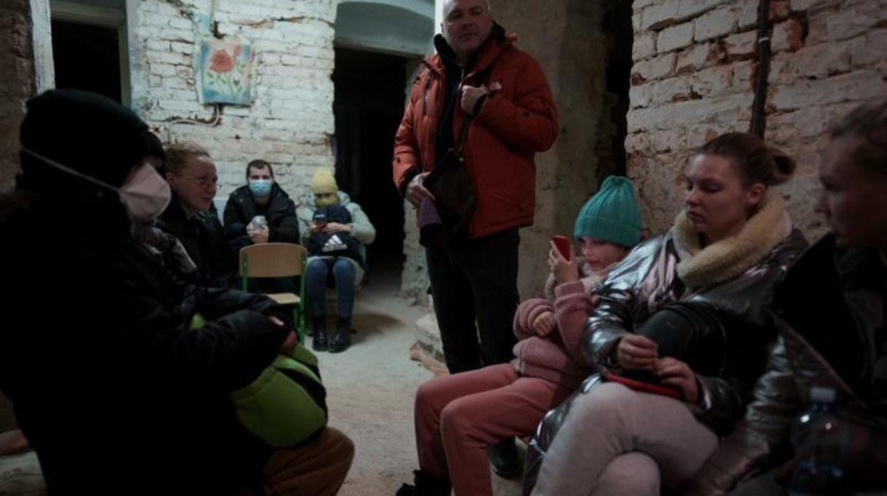 Habitantes de Leópolis en un refugio durante una alarma antiaérea