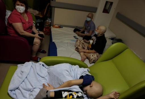 «Si no son evacuados, morirán»: los niños ucranianos con cáncer se refugian en los sótanos de los hospitales