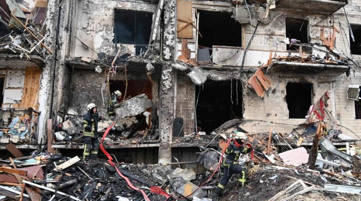 Un edificio destruido en un suburbio de Kiev supuestamente por bombardeos rusos el 25 de febrero