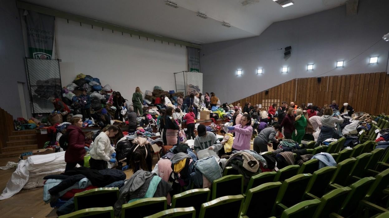 El Centro de Arte de Leópolis se ha convertido en el cuartel de distribución de la ayuda humanitaria