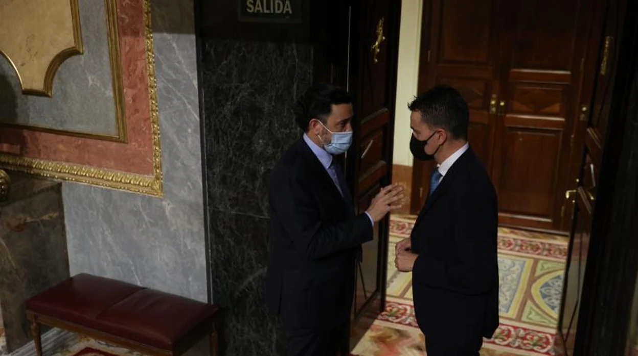 El portavoz socialista en el Congreso, Héctor Gómez, el pasado miércoles con el secretario general del Grupo Popular en la Cámara, Guillermo Mariscal-EFE