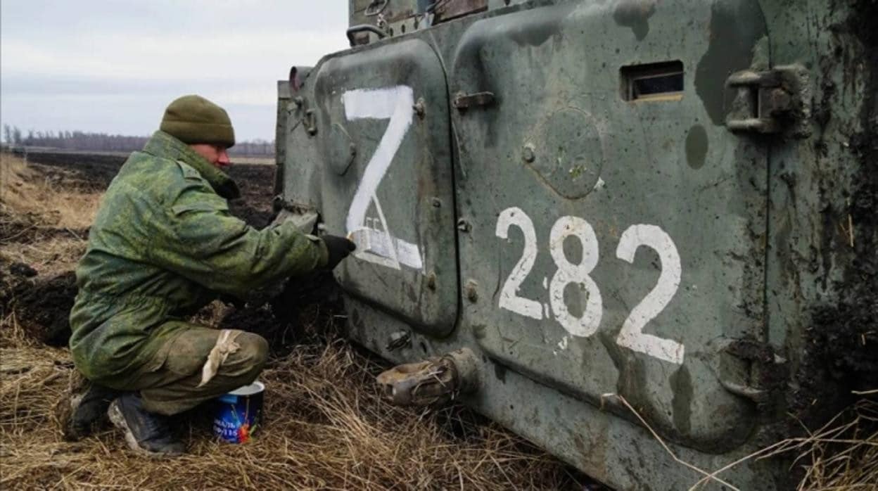 Un militar ruso marca su tanque con la insignia de la letra 'Z'