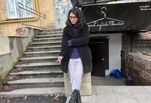 Anabell Sotello, ante la puerta del Teatro ProEnglish