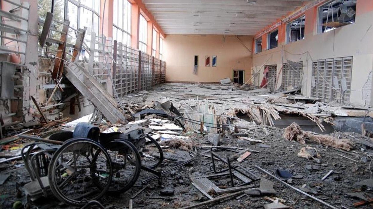 Un centro deportivo destruido en un bombardeo ruso en Járkhov, imagen de este sábado