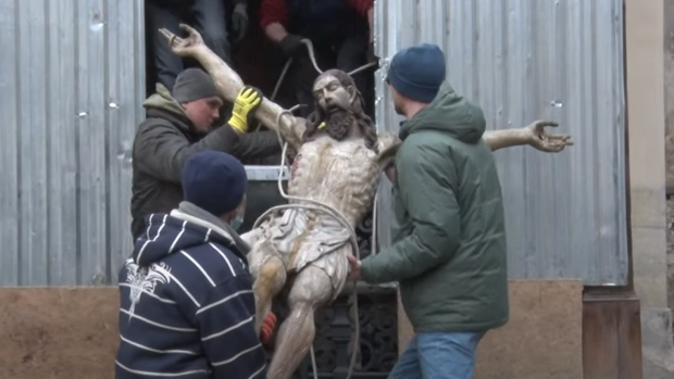 Trasladan el Cristo de Leópolis a un búnker por primera vez desde la II Guerra Mundial