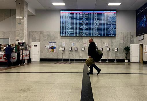 Una imagen de la estación Rostov, con apenas viajeros, que llegan a cuentagotas