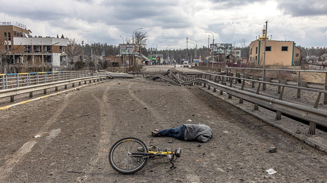 El cadáver de un ucraniano yace en un puente destrozado de Irpin, ciudad próxima a Kiev, junto a la bicicleta en la que pretendía huir de la guerra