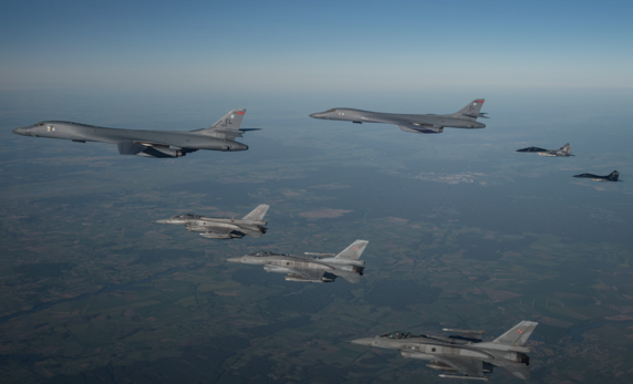 Bombarderos B1 de EE.UU. escoltados por dos MiG 29 polacos (derecha, atrás) y tres F-16 polacos (primer plano)