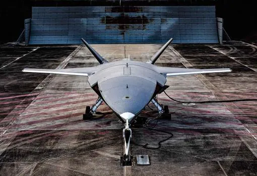Boeing presentó en Australia este modelo de Loyal Wingman, aeronave no tripulada destinada a acompañar a aviones tripulados en misiones de combate. Rusia desarrolla un proyecto similar que, según se ha sabido, puede transportar hasta dos toneladas de bombas.