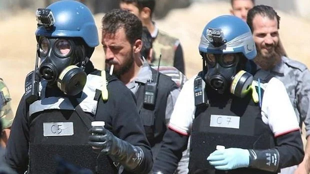 Expertos en armas químicas, en un barrrio de Damasco en agosto de 2013